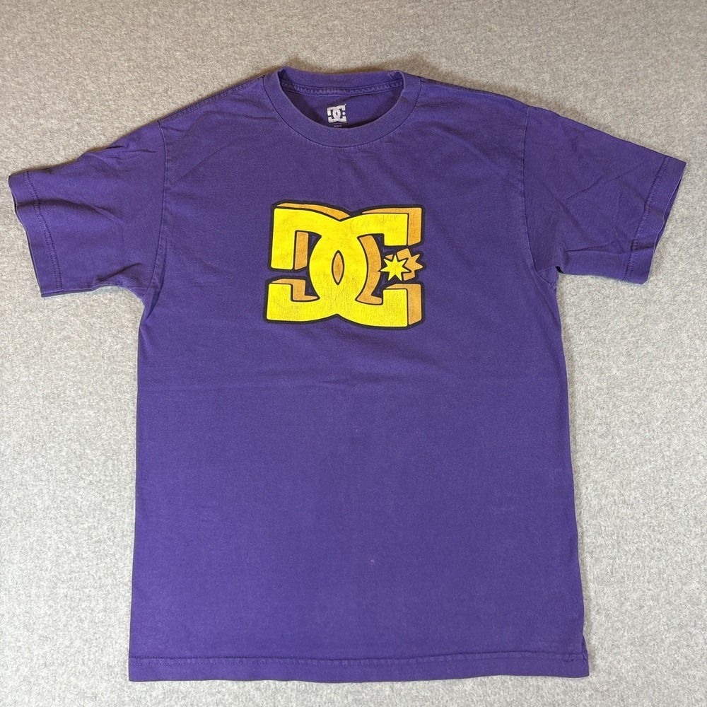 VTG DC Purple T Shirt Men's M Y2K Skateboard Style 100% Cotton (Tiny Spot)